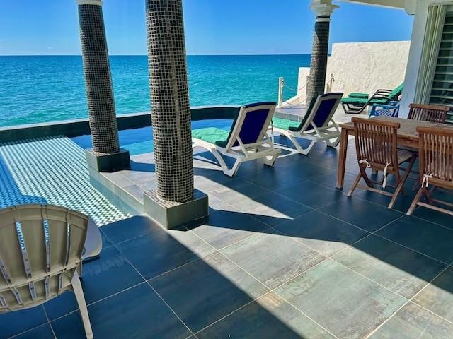 Nice size deck and shade was available