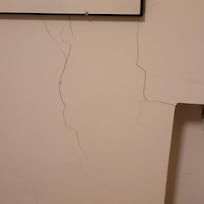 Bedroom wall cracks