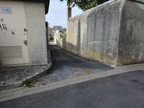 Very narrow dead end lane with no turning space. We could only exit the car when along side the gate to the house and even that was tight. A no go for large SUV's and all but small estate cars.