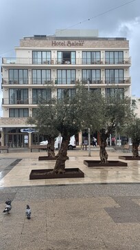 Ansicht Hotel von vorne mit schönem Platz und Kirche