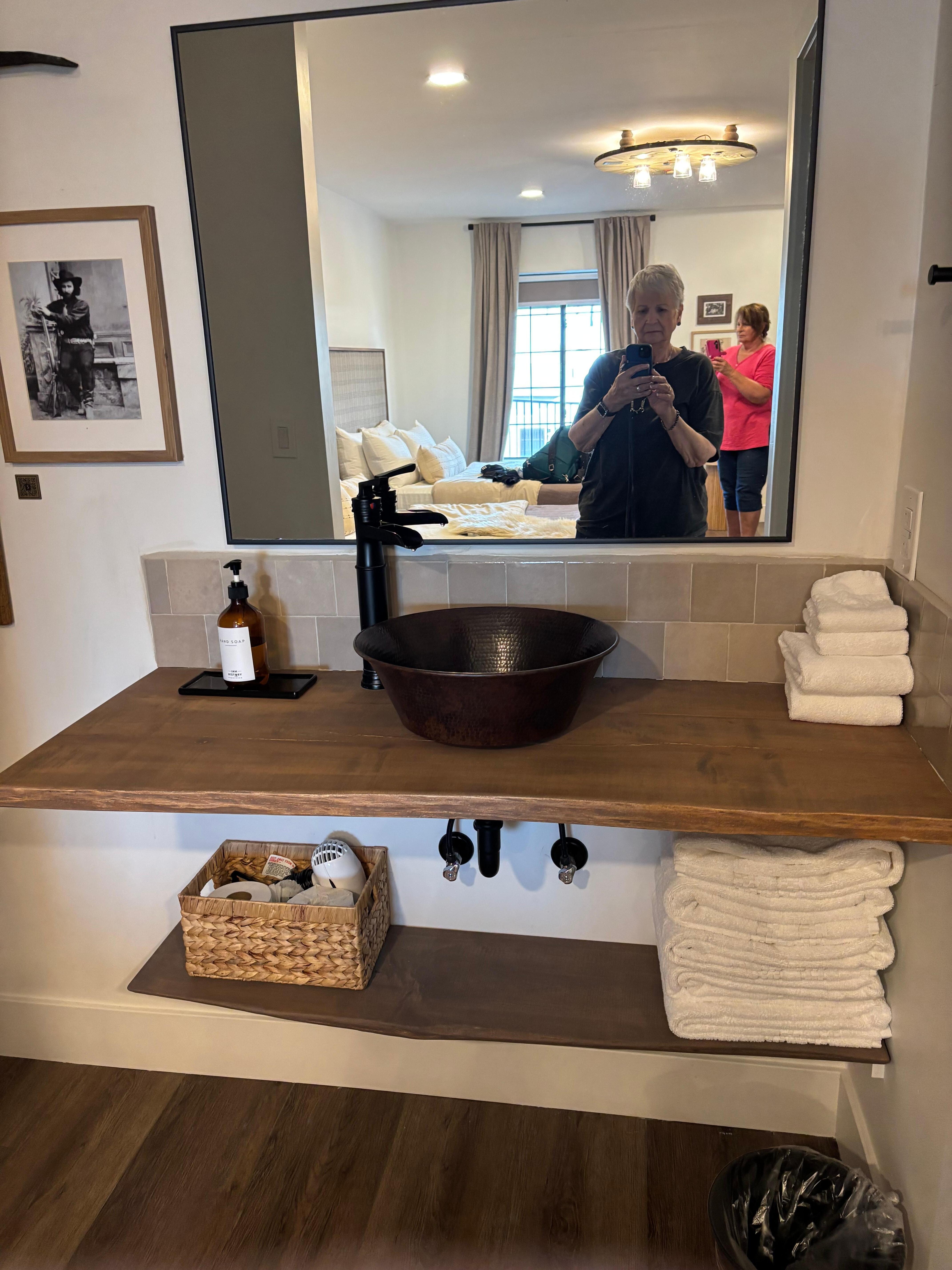 Nice bathroom & a big closet 