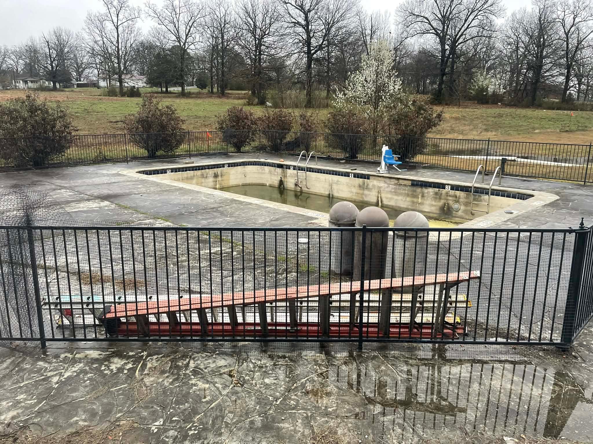 This is the pool . I guess I will not be using expedia for places to stay , 