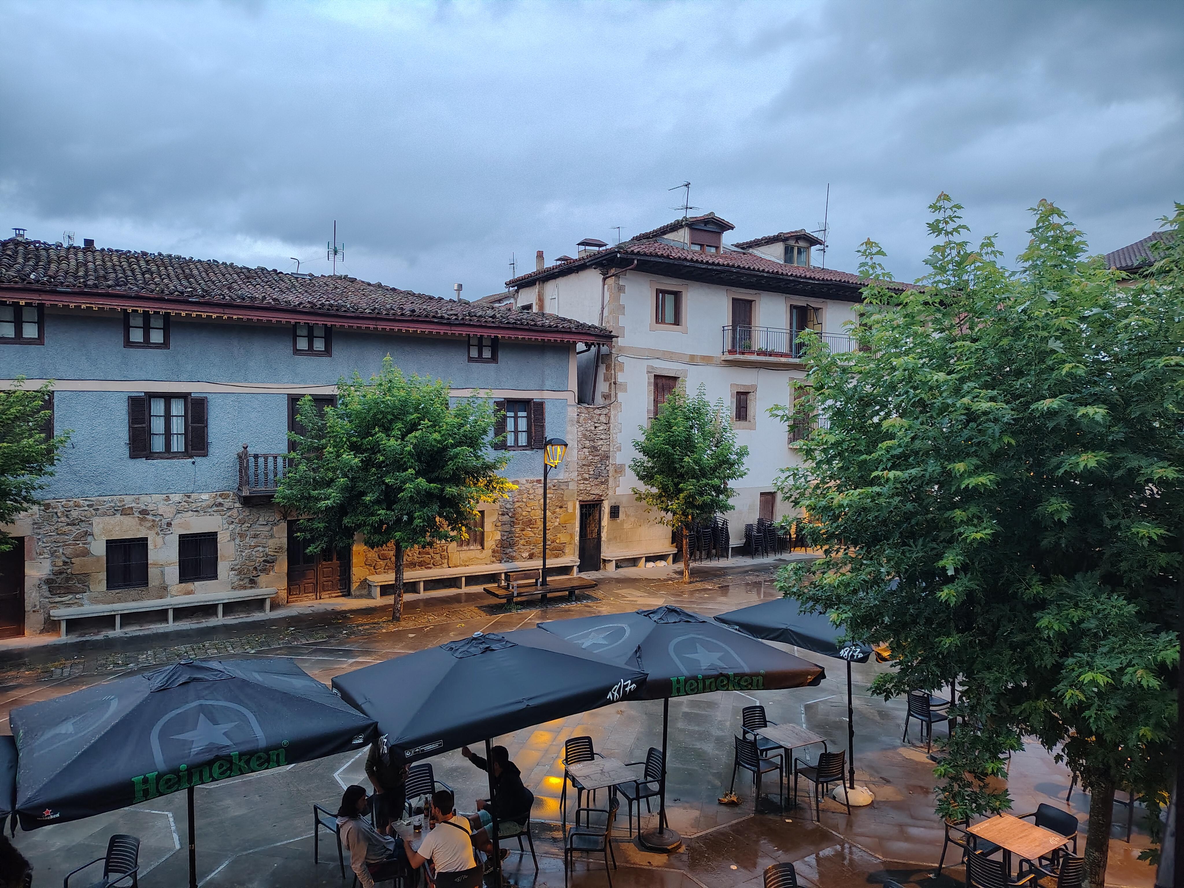 Vue de la place, prise de la chambre