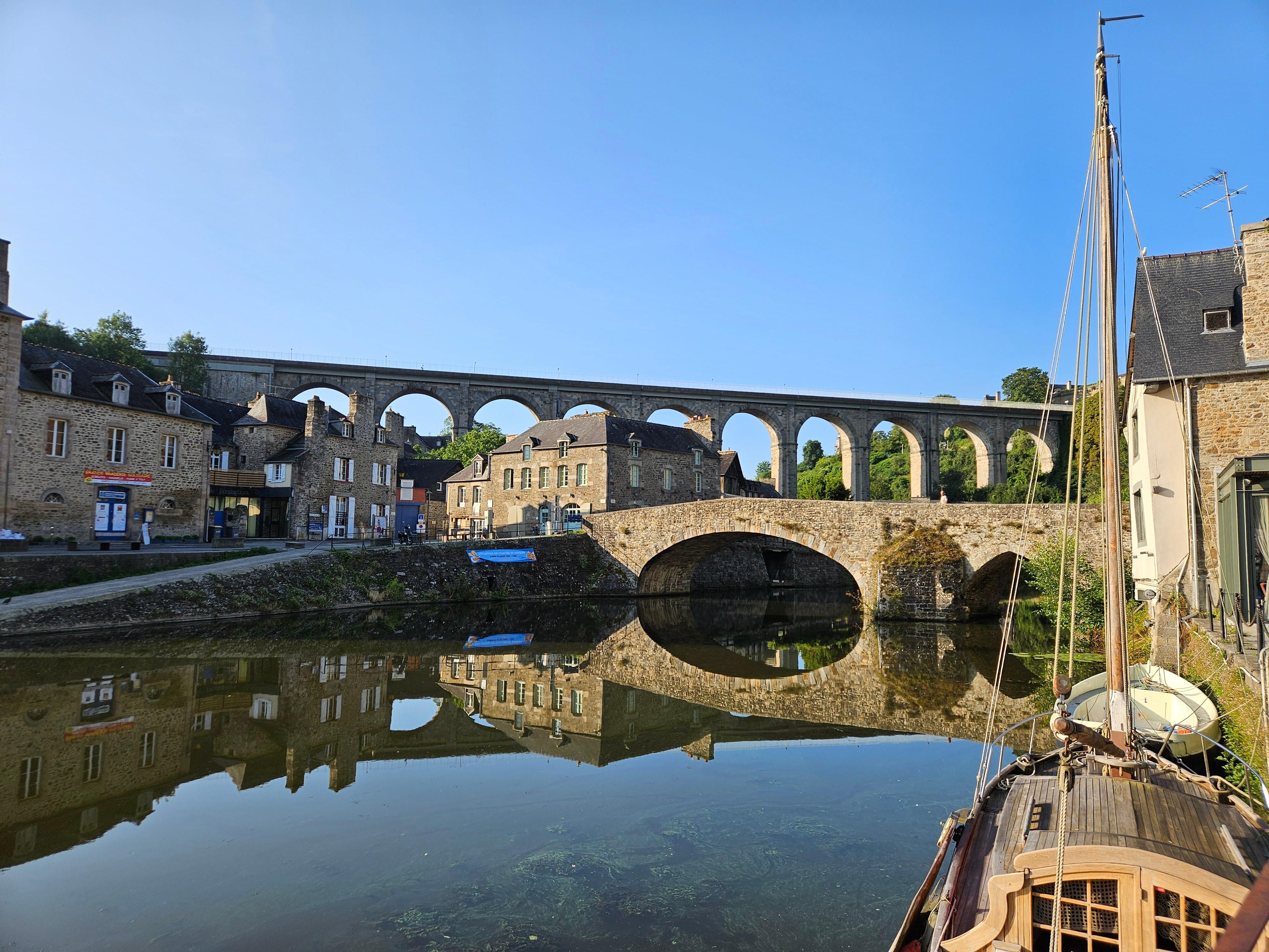 Gesamtbild, das Haus liegt mittig