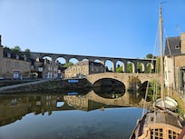 Gesamtbild, das Haus liegt mittig