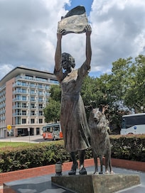 Waterfront statue of waving lady