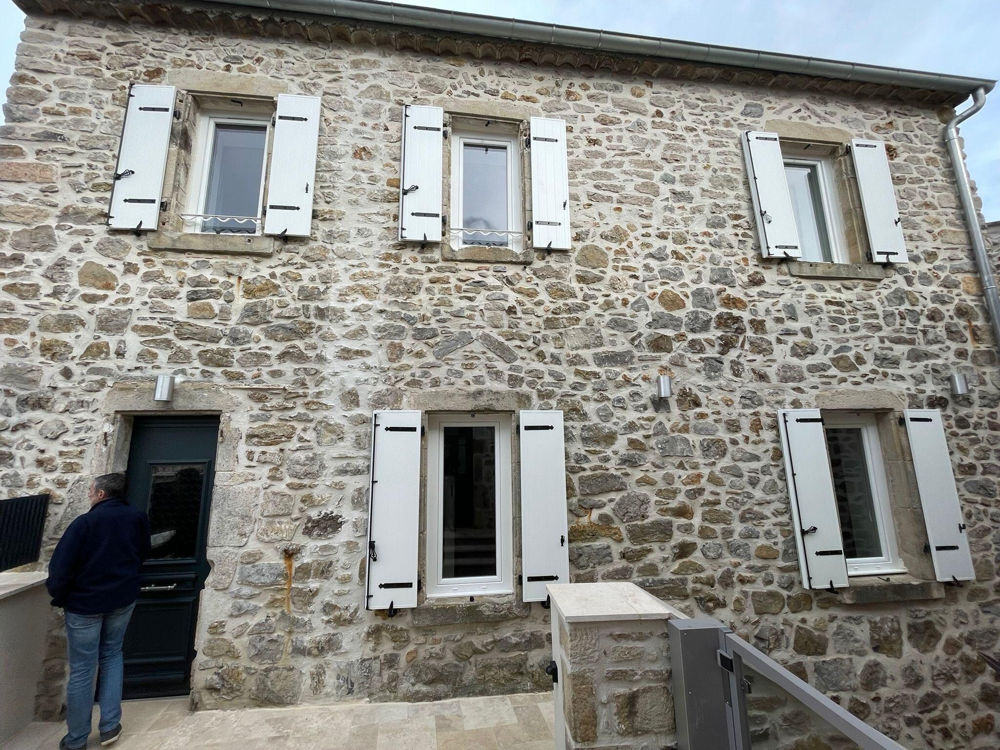 Escalier et accès PMR par ascenseur