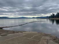 A 2 minute walk from the cabin to the lake