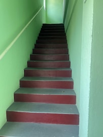 steps to room / no elevators