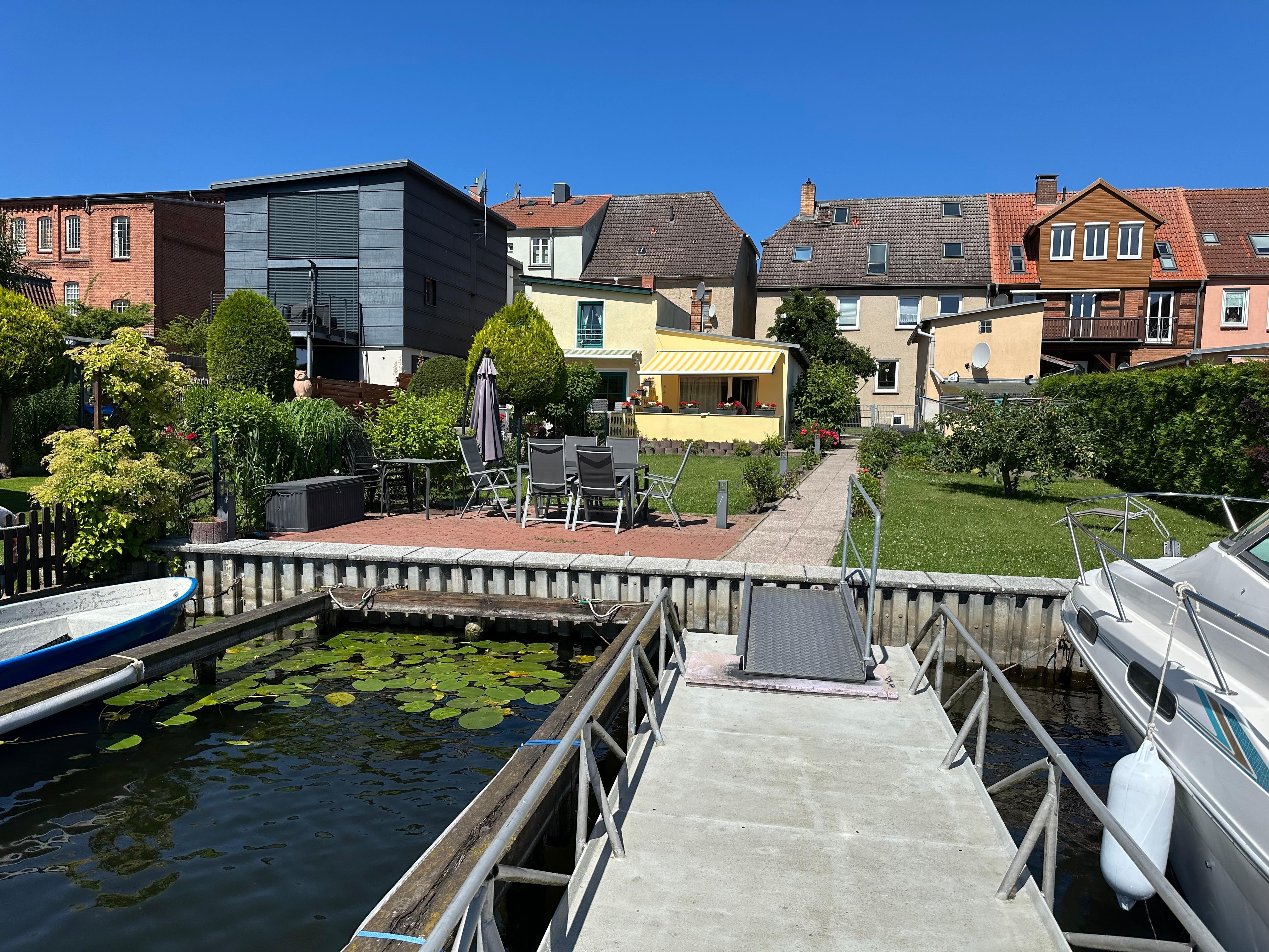 Blick vom Fleesensee auf das Ferienhäuschen