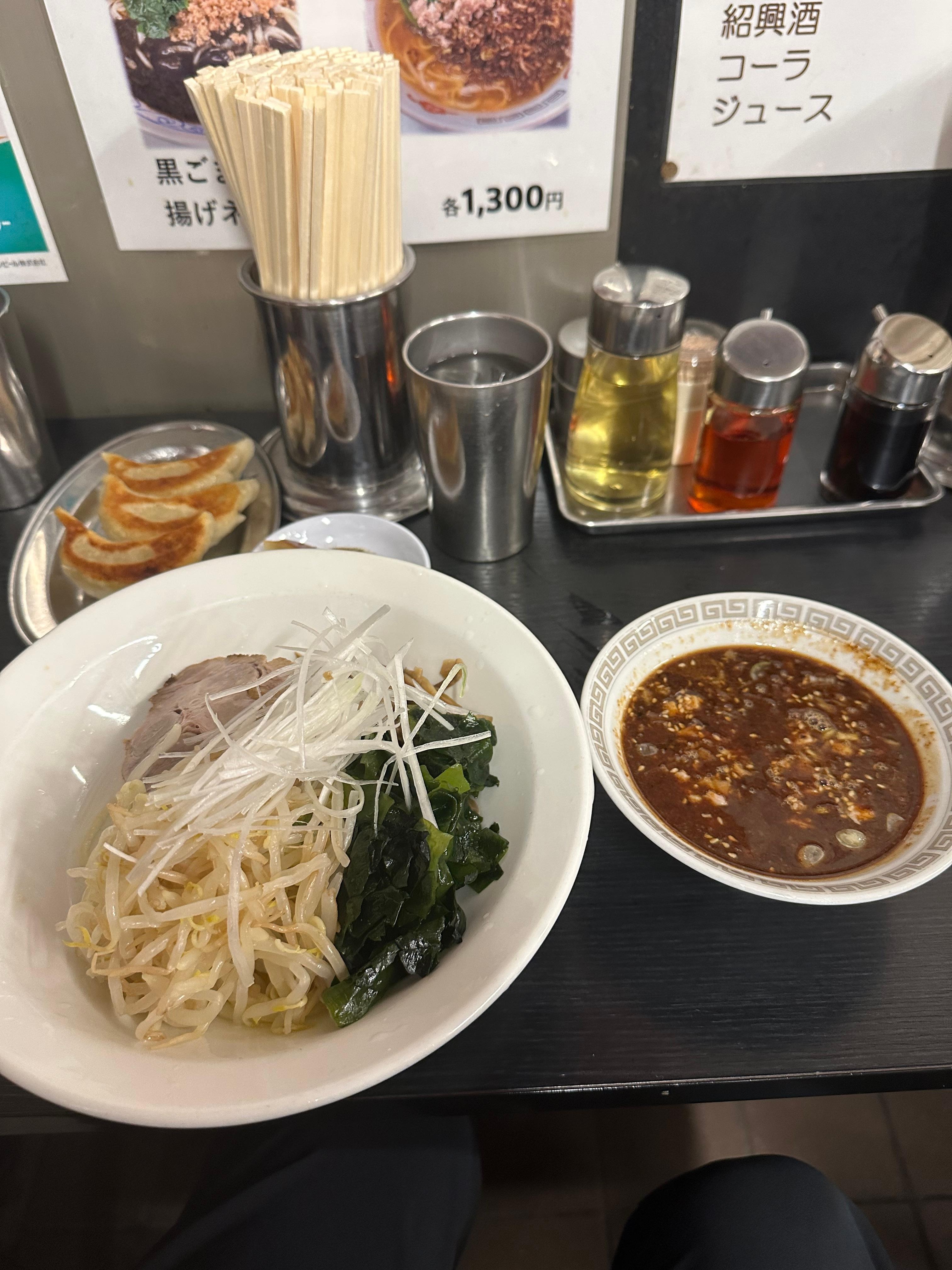 人気の手打ちラーメンです。多くの芸能人のサインがありました。