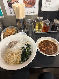 人気の手打ちラーメンです。多くの芸能人のサインがありました。