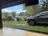 Curtindo a beleza do cair da chuva