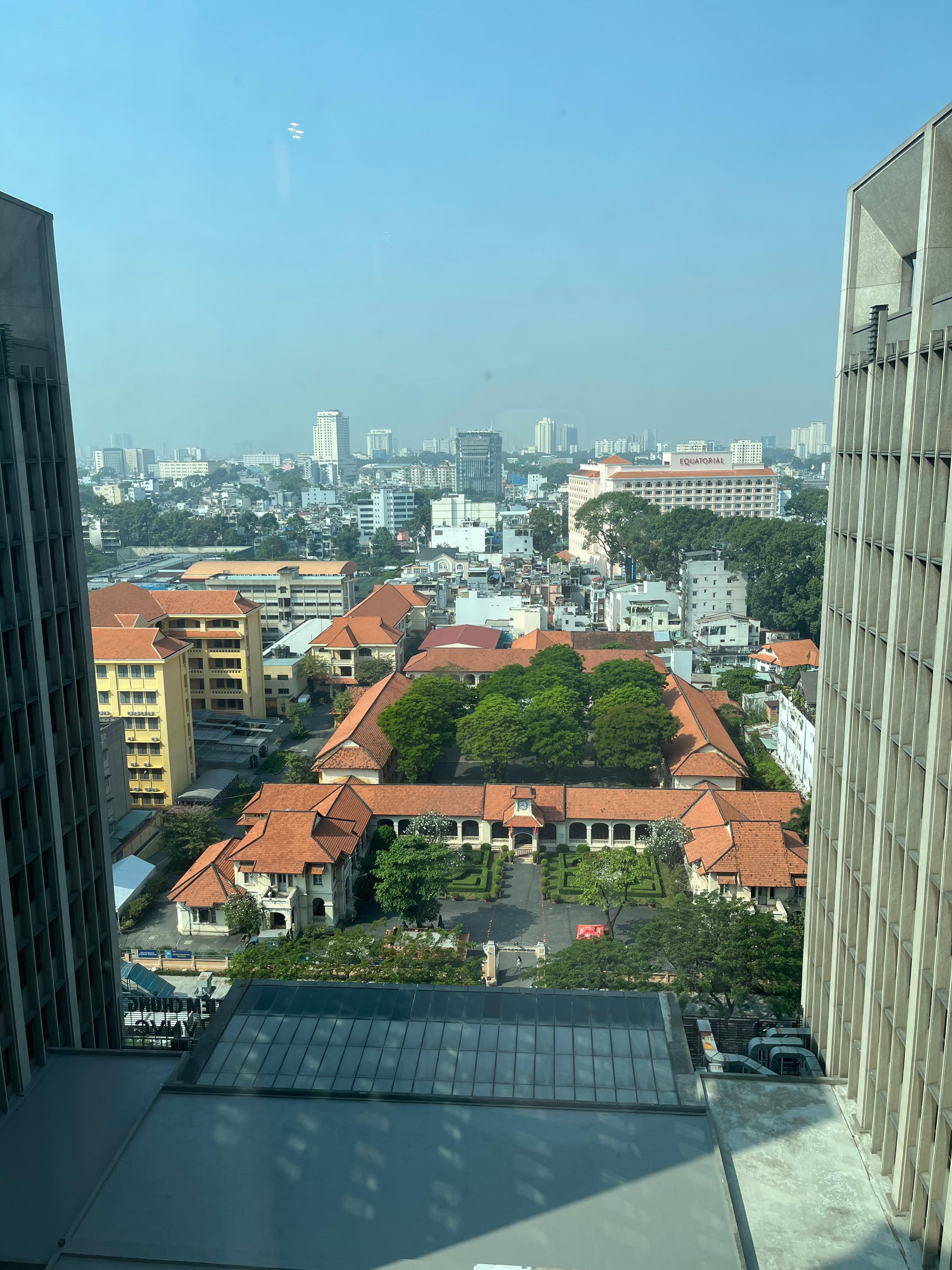 16階の部屋の窓から