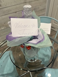 The sweetest welcome gift. So thoughtful and very unexpected!!🥂