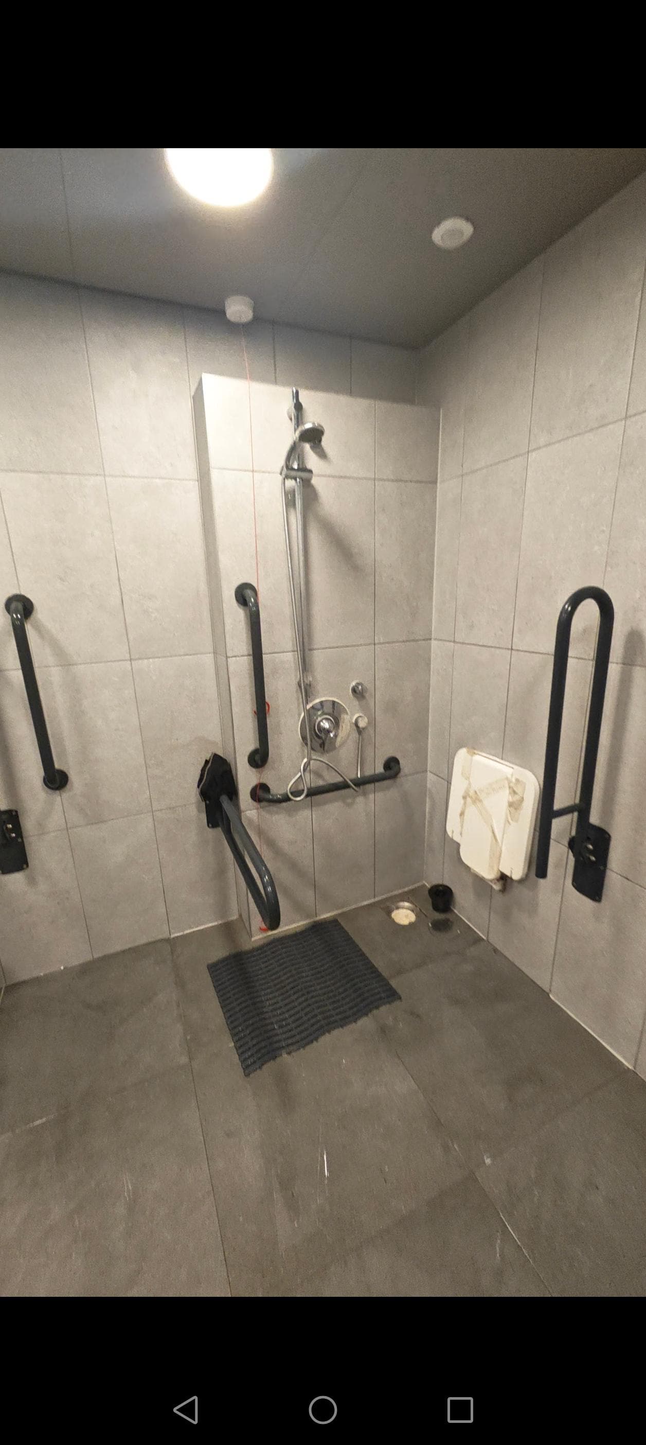 Nada en qué apoyar jabón o Shampoo con el suelo desastroso 