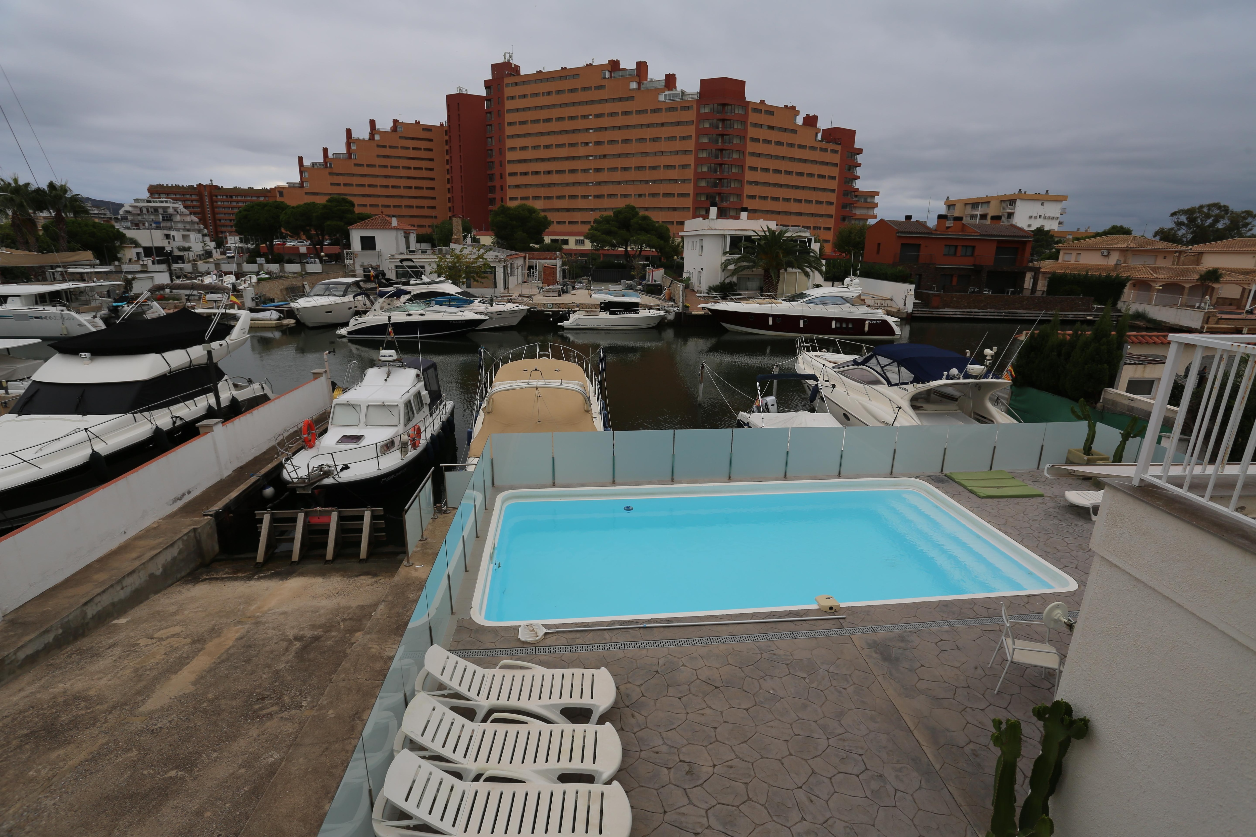 Höhere Bebauung rundum.