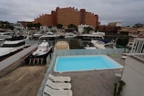 Höhere Bebauung rundum.