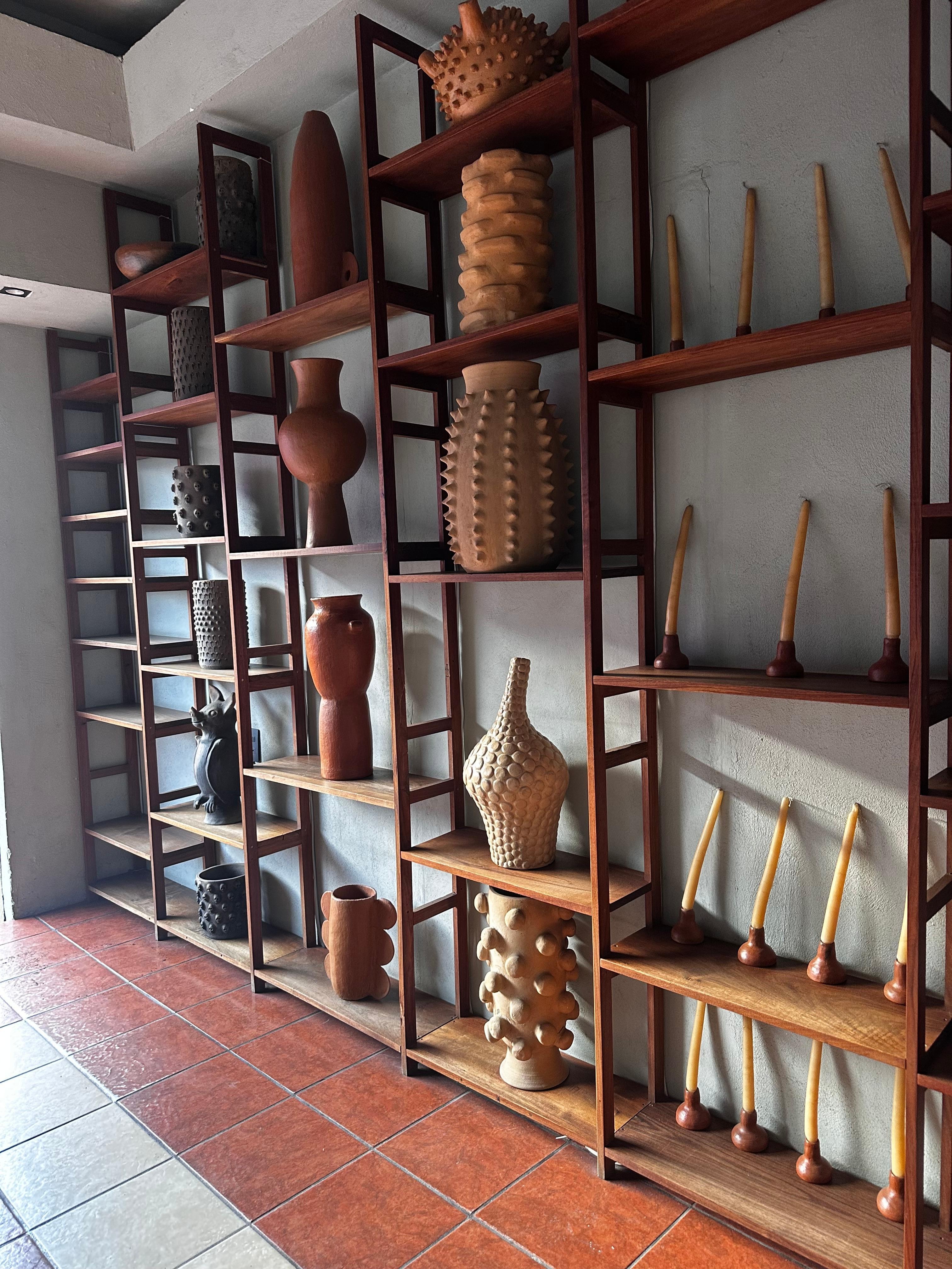 Esta es el área de recepción con decoración por supuesto adoc a la región 