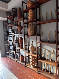 Esta es el área de recepción con decoración por supuesto adoc a la región