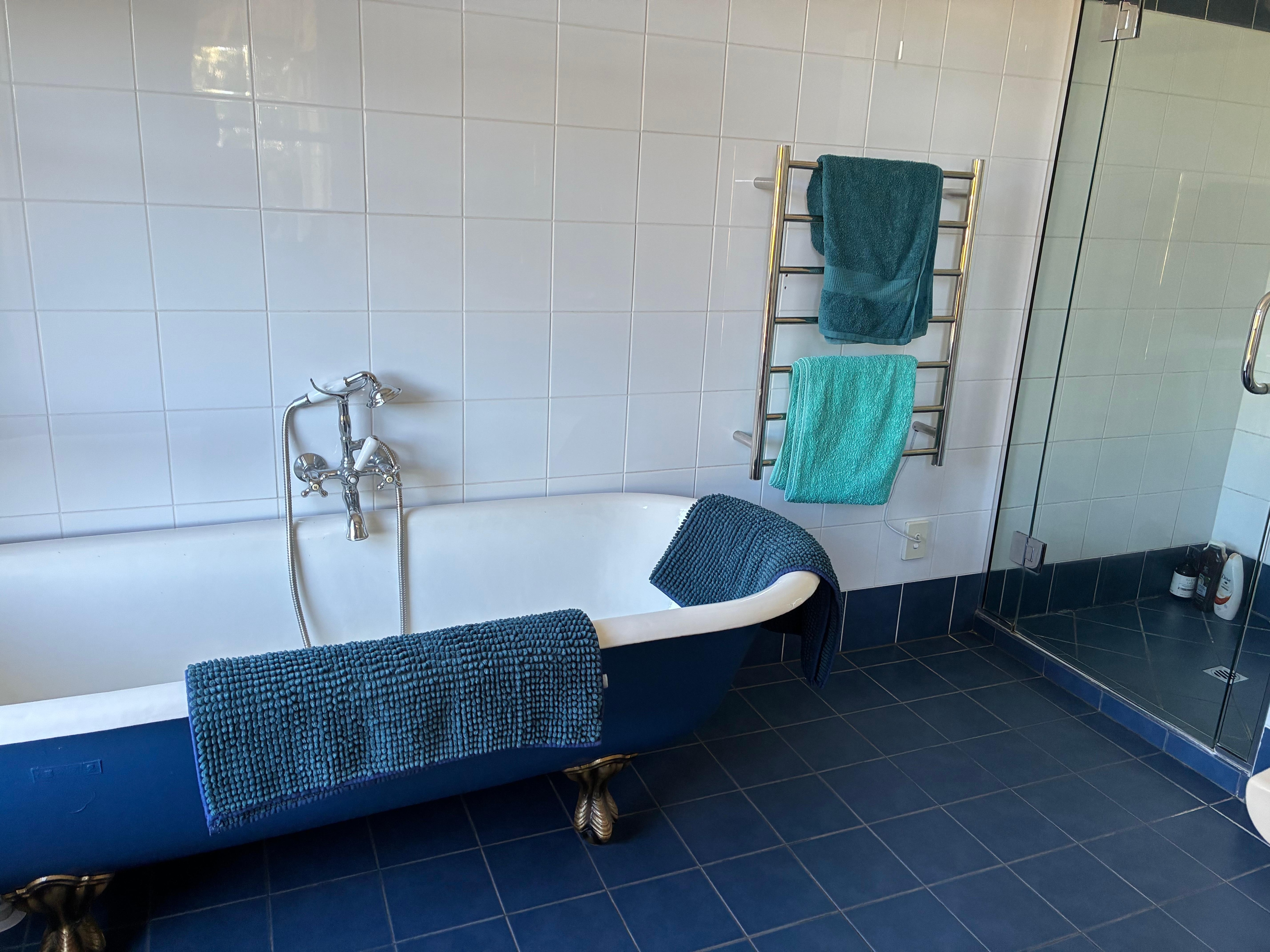 Attractive bathroom. 