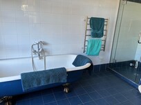 Attractive bathroom.