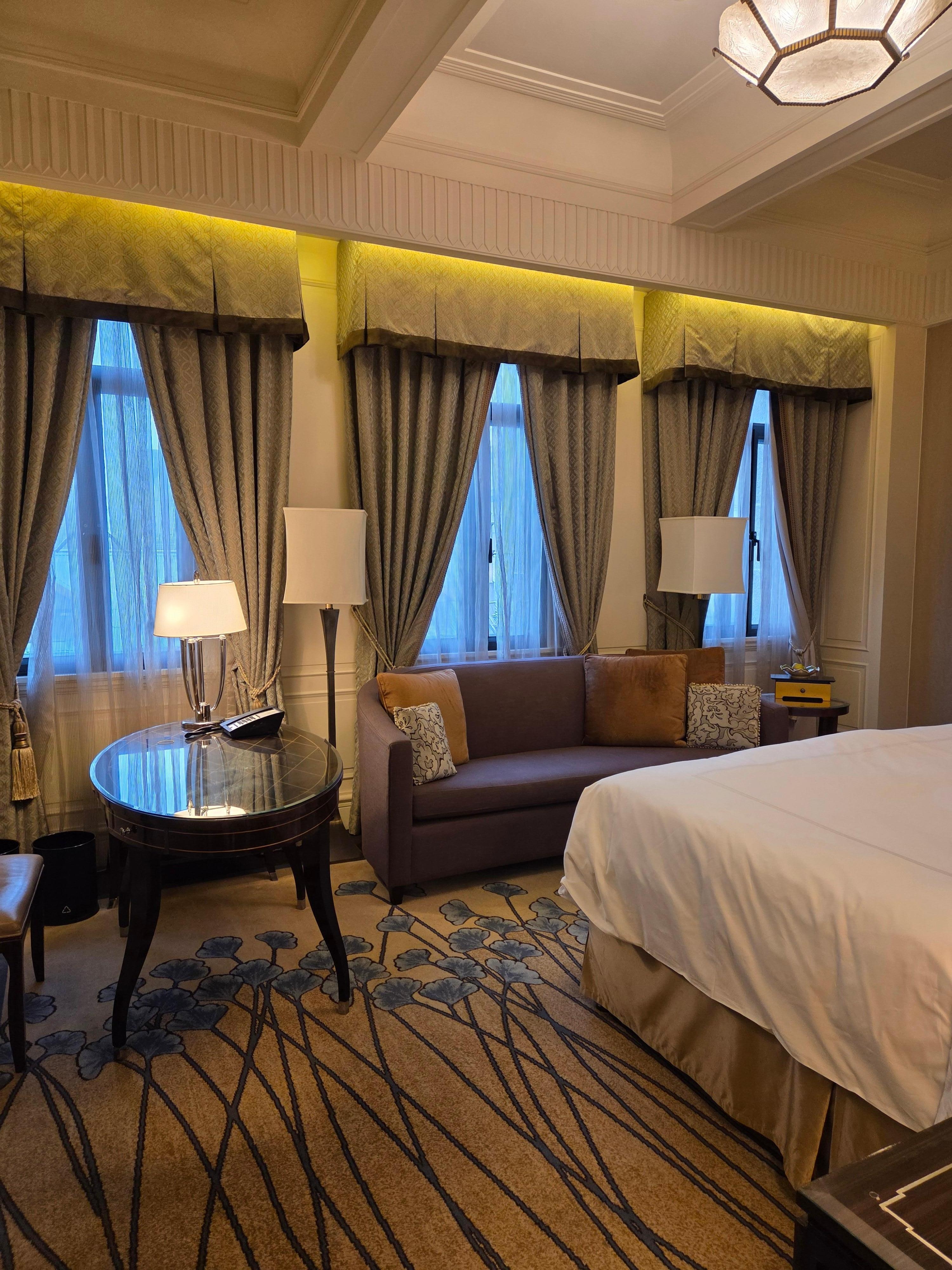 Beautiful room but curtain had a molded smell.