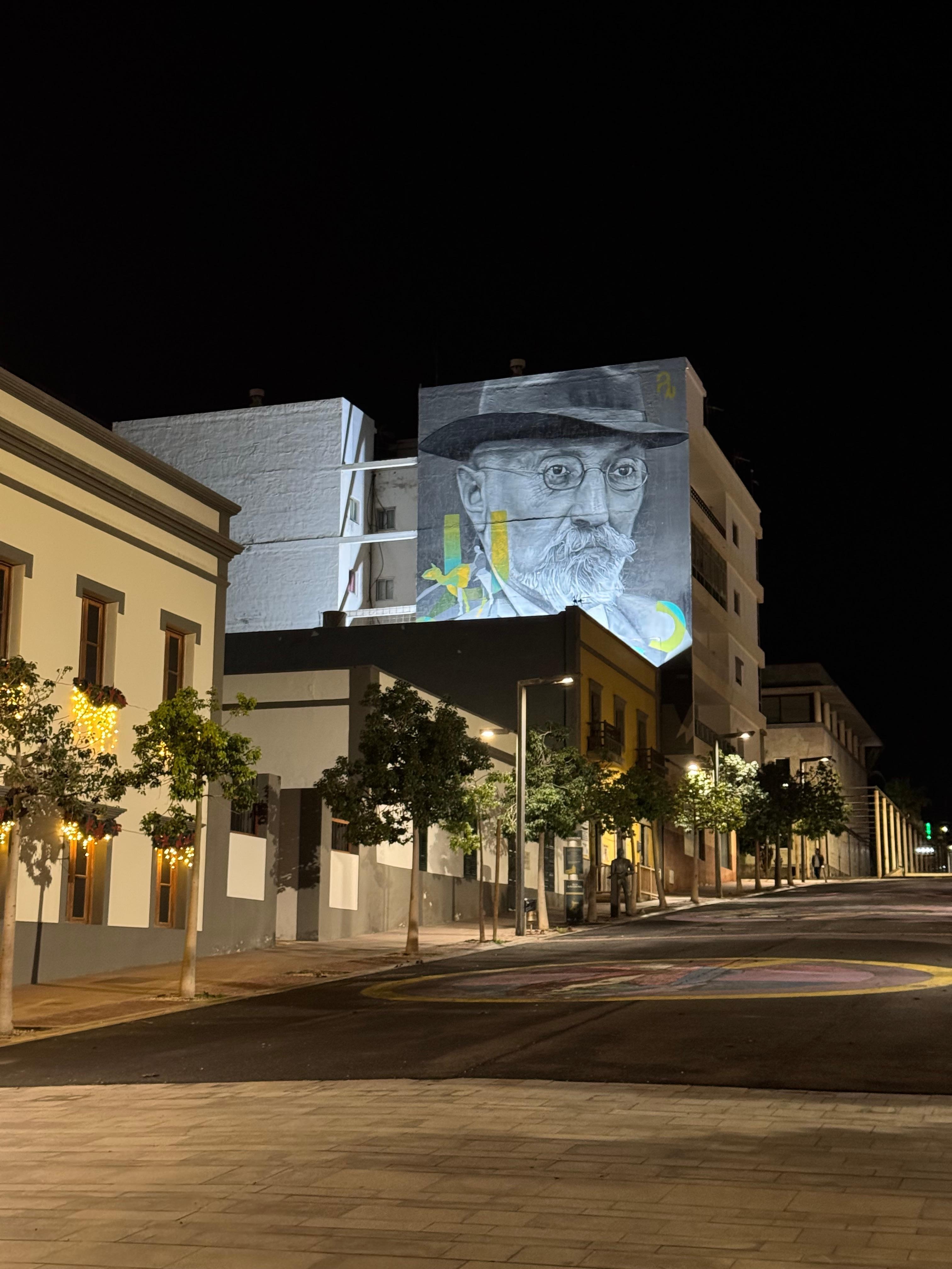 Muurschildering van Miguel de Unamuno op de achterkant van het appartementencomplex.