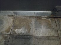 De la crasse accumulé sur le tour de la piscine