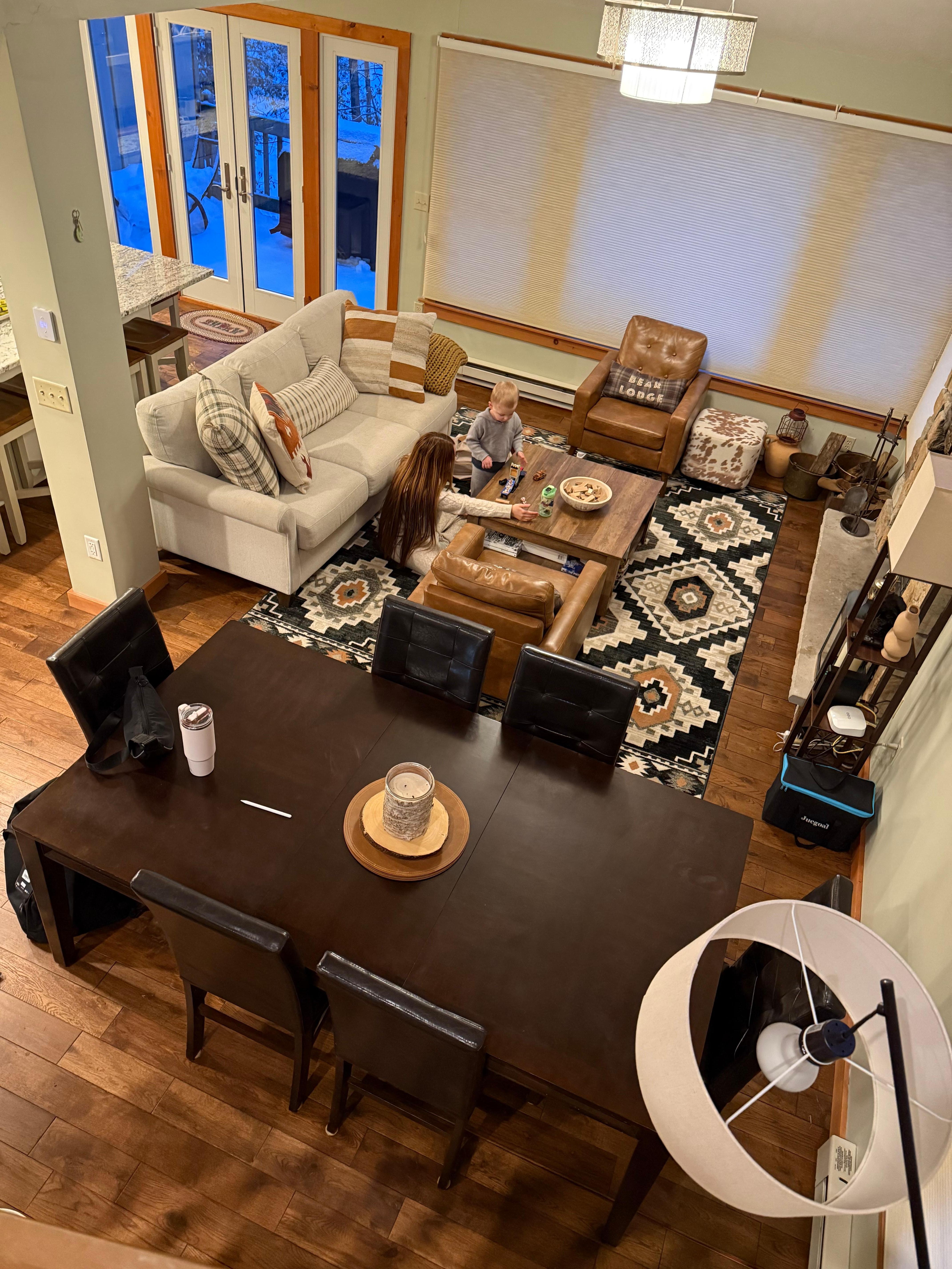 Overview of spacious LR area. 