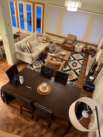 Overview of spacious LR area.