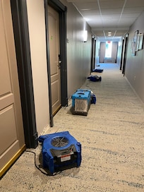 Segundo andar em reformas com ventiladores barulhentos no corredor