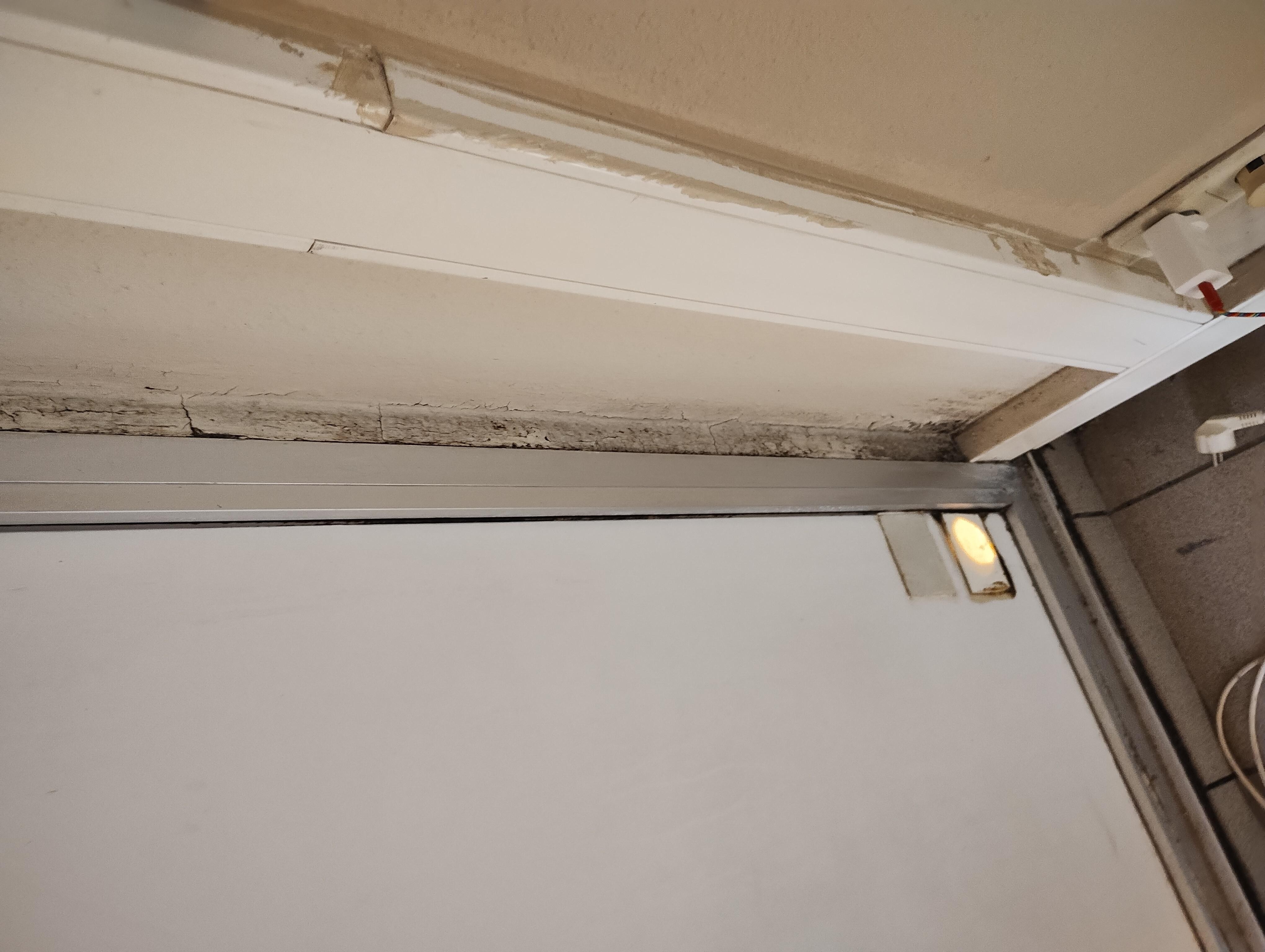 Moisissure sur les murs côté fenêtre 