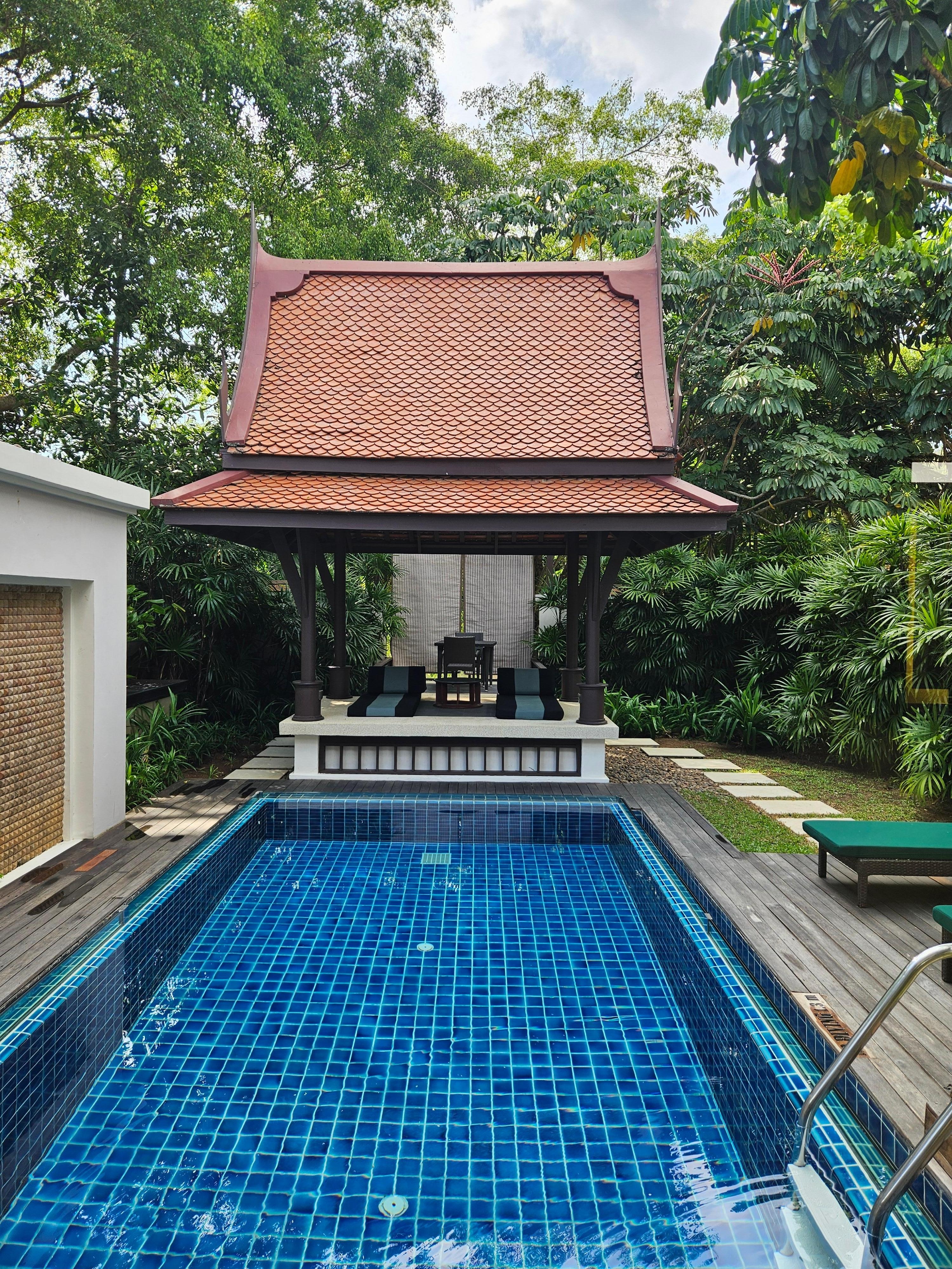 Outdoor plunge pool- very cold!!