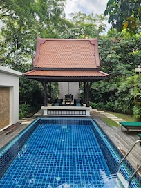 Outdoor plunge pool- very cold!!