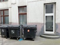 Neben der Eingangstüre unterm Fenster, stinkende Müllcontainer