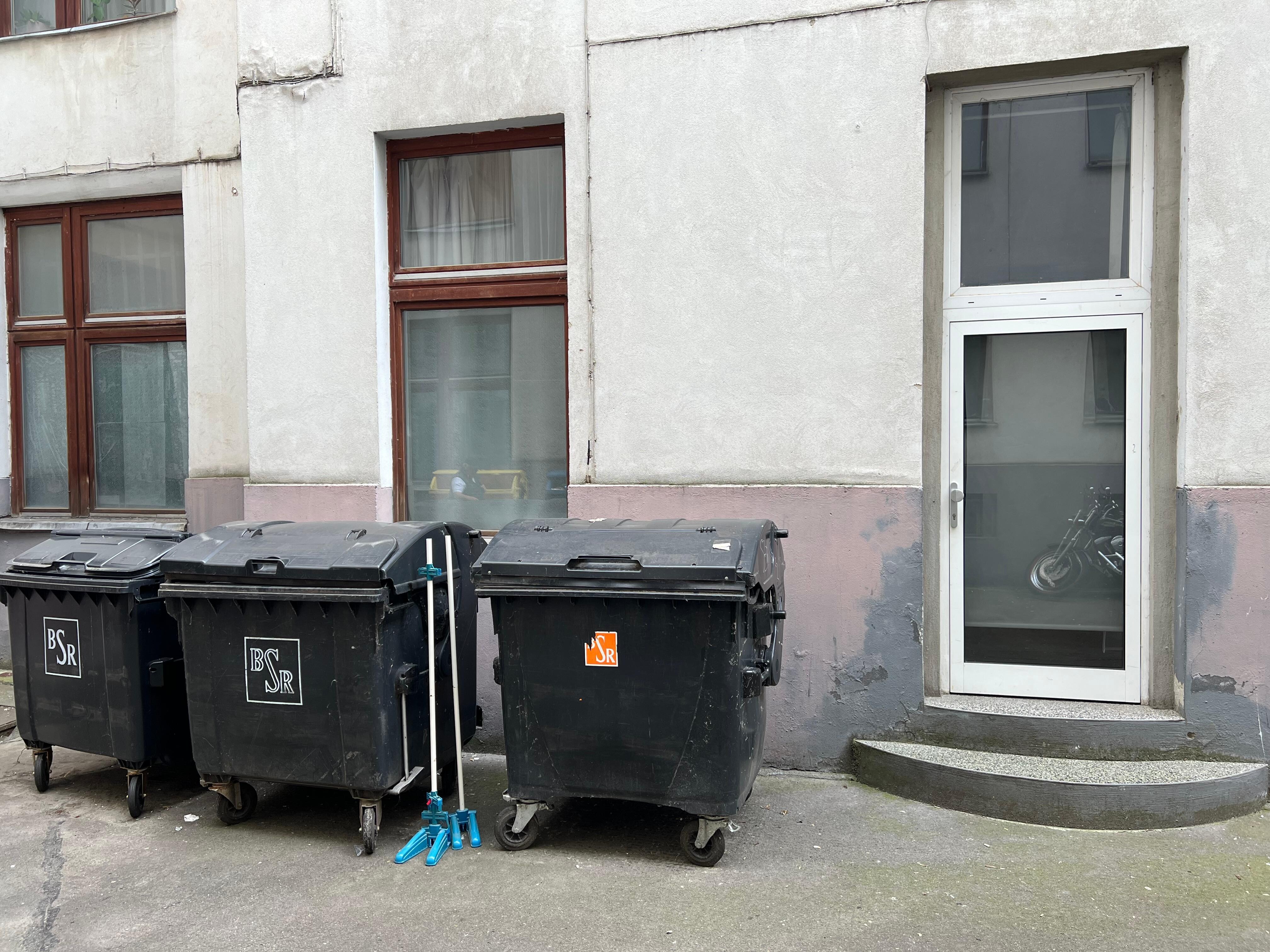 Neben der Eingangstüre unterm Fenster, stinkende Müllcontainer