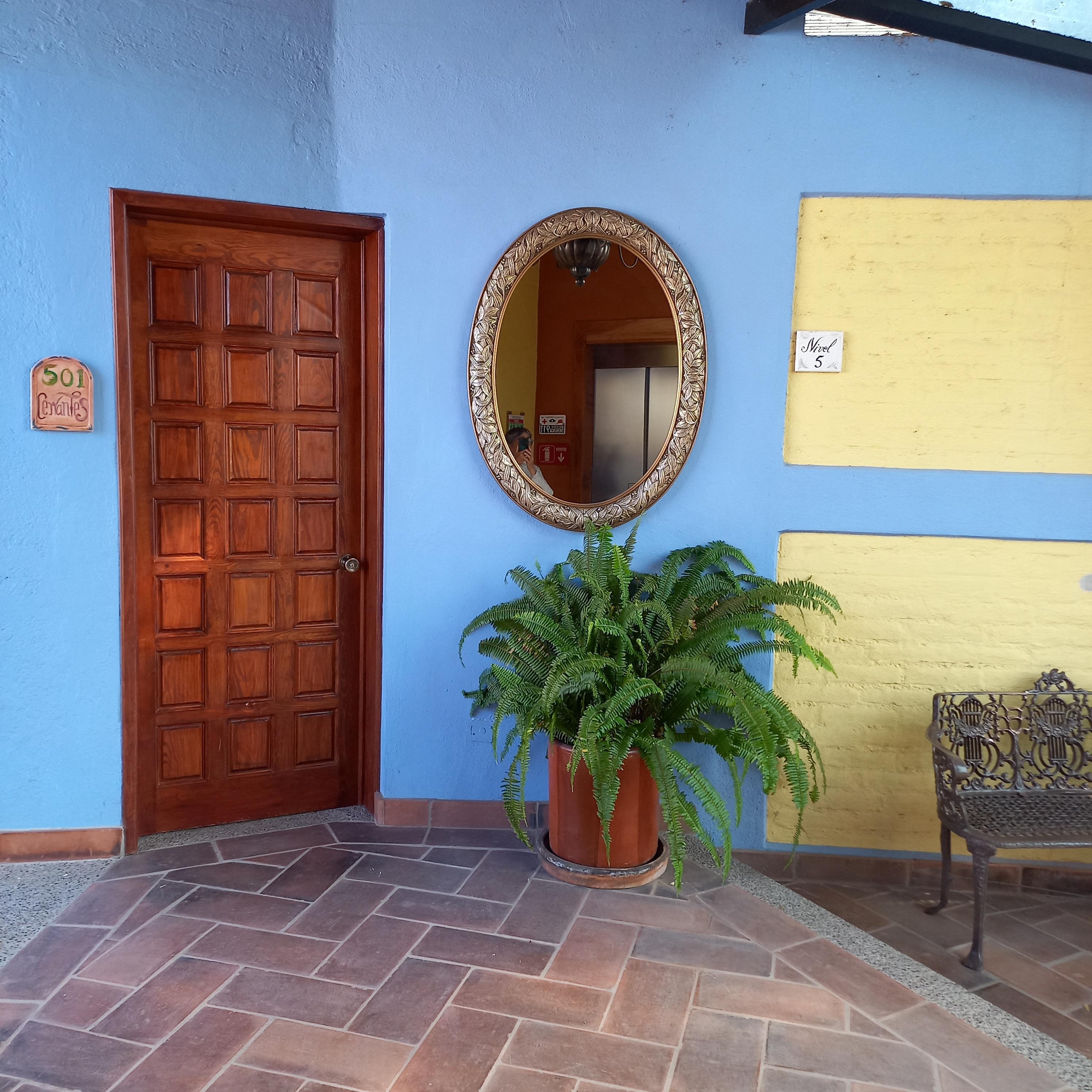 Una habitación y un rinconcito para tomar el aire o descansar.