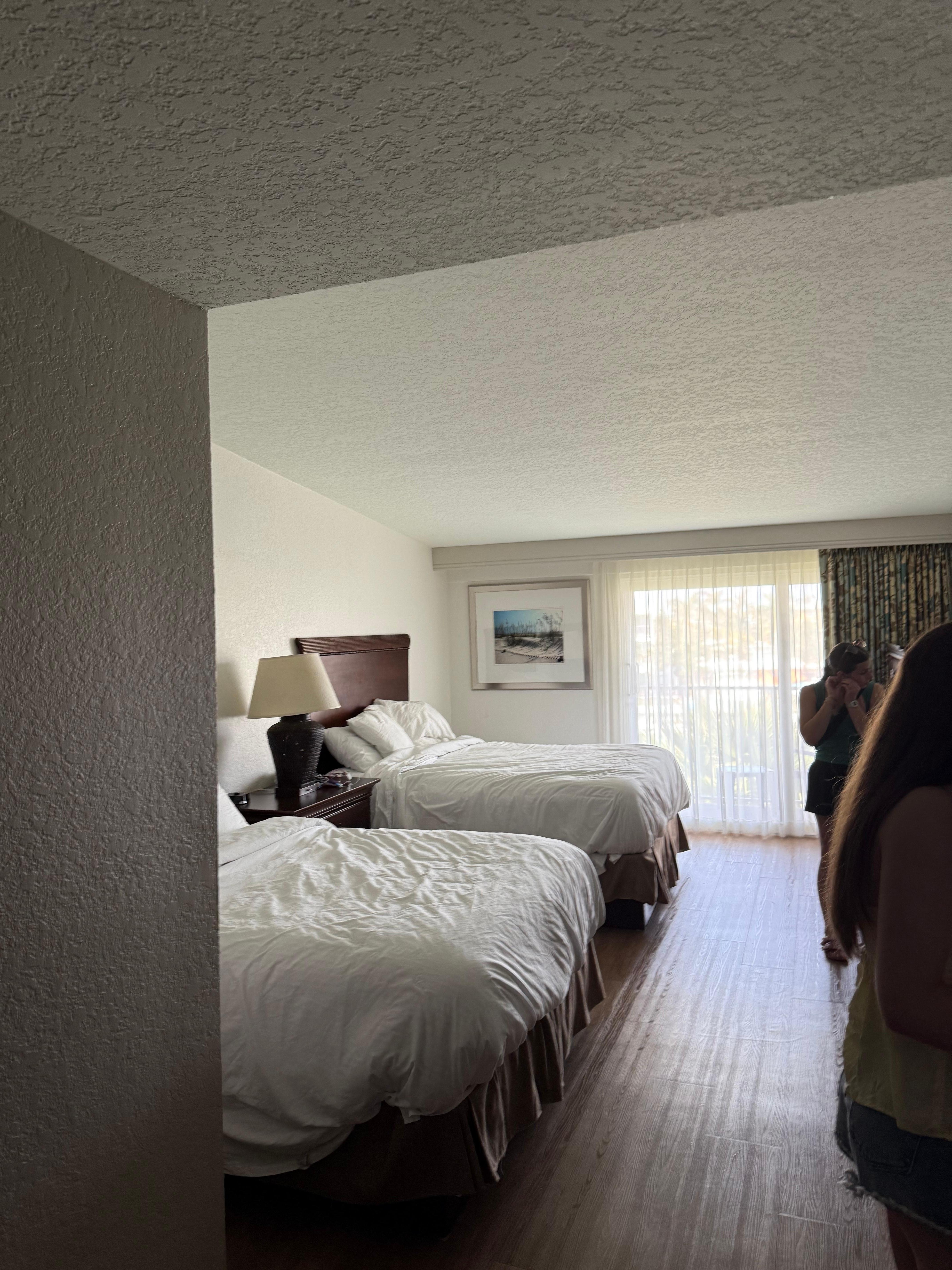 Queen 2 beds on marina side