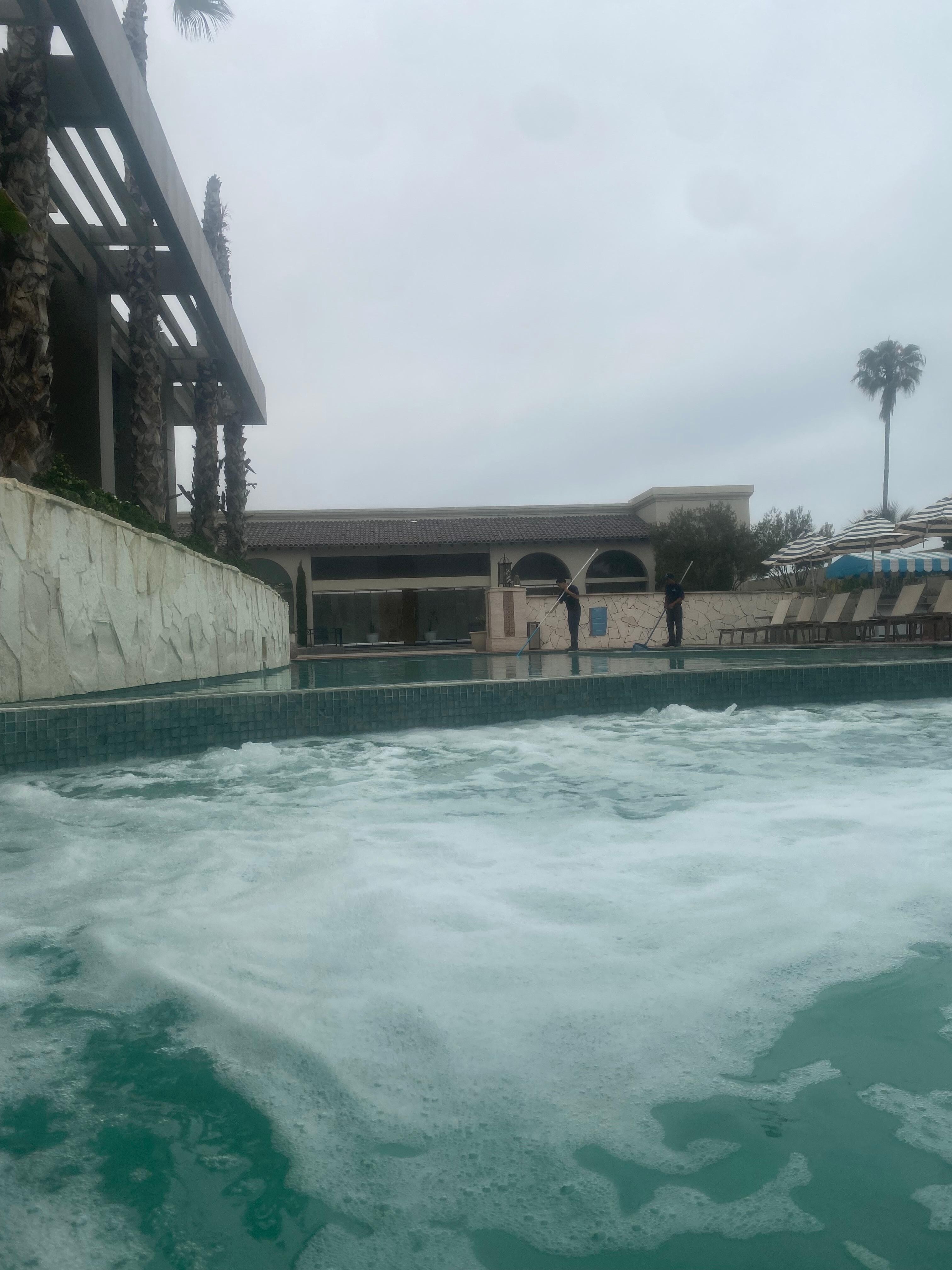 El área de la alberca y jacuzzi están muy limpias a pesar de que hay muchas palomas. 