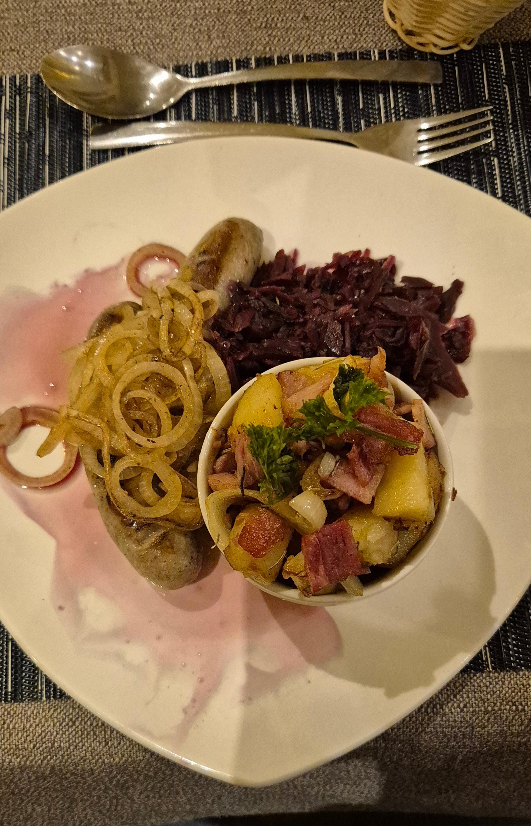 Bratwurst mit Rotkohl und Bratkartoffeln