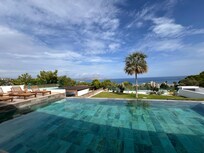 Wunderschöner, beheizter Pool.