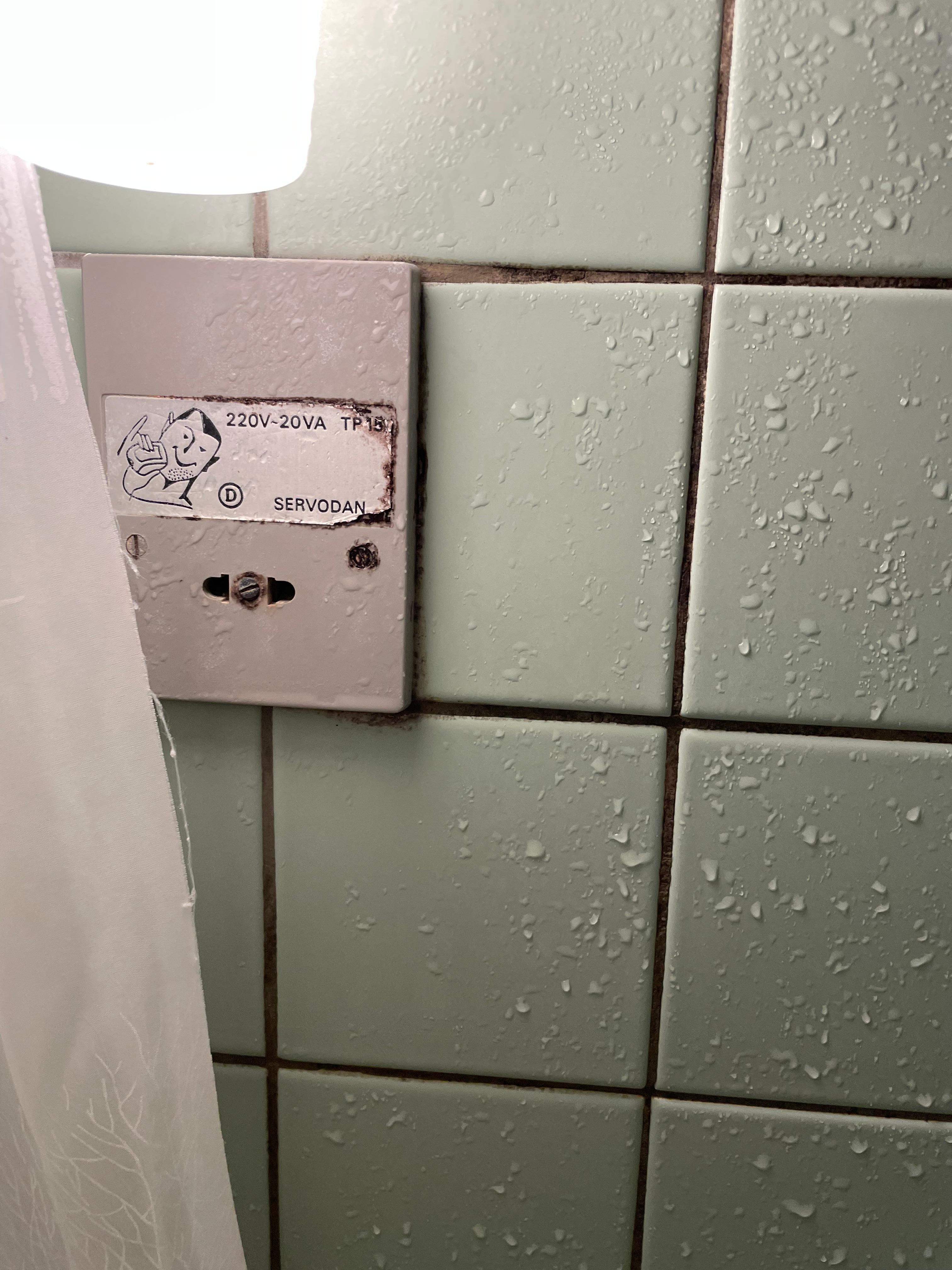 risikabel placering for et strømudtag!