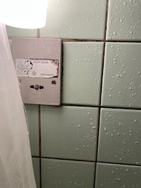 risikabel placering for et strømudtag!