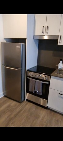 Keuken, ijskast, diepvries, oven, vaatwasser, microwave, koffiezet, voldoende keukengerief.