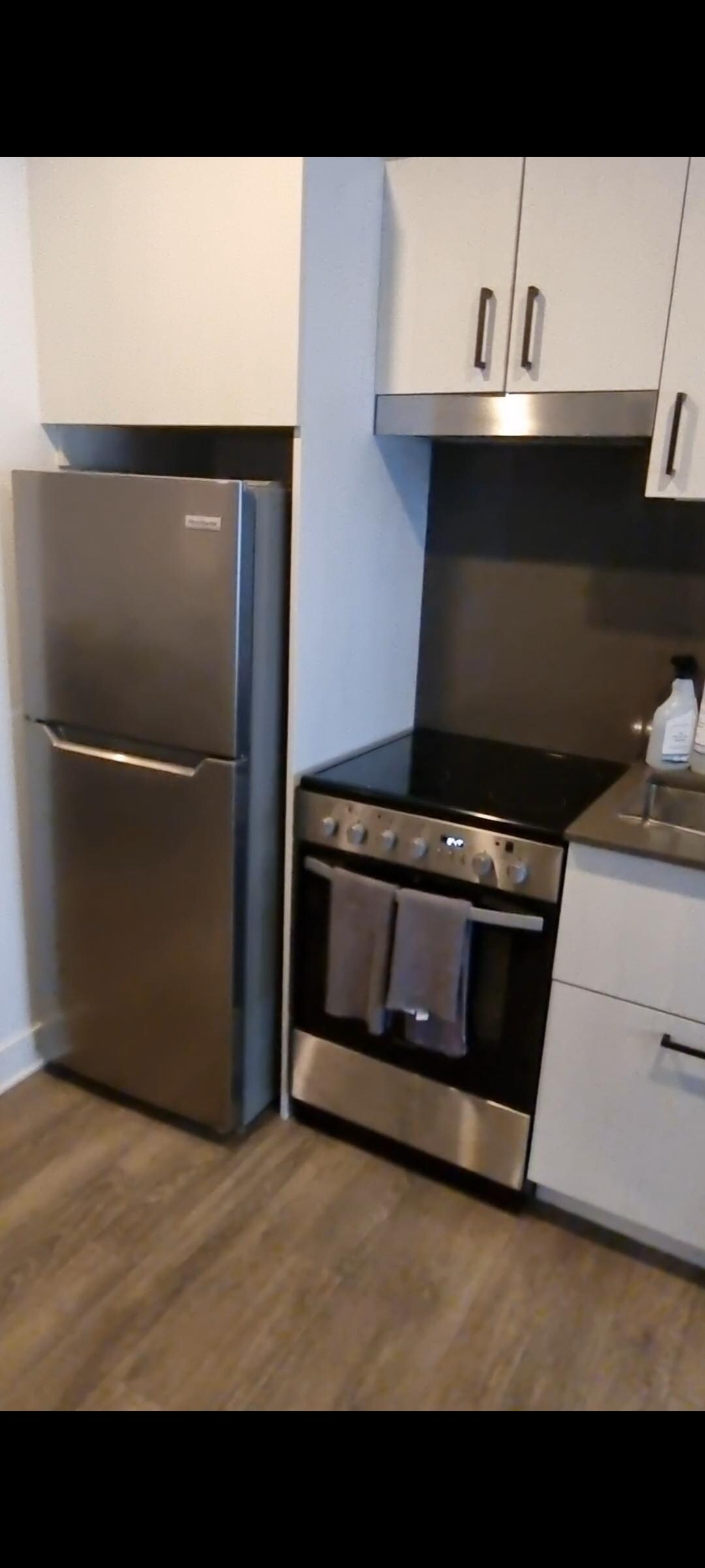 Keuken, ijskast, diepvries, oven, vaatwasser, microwave, koffiezet, voldoende keukengerief.