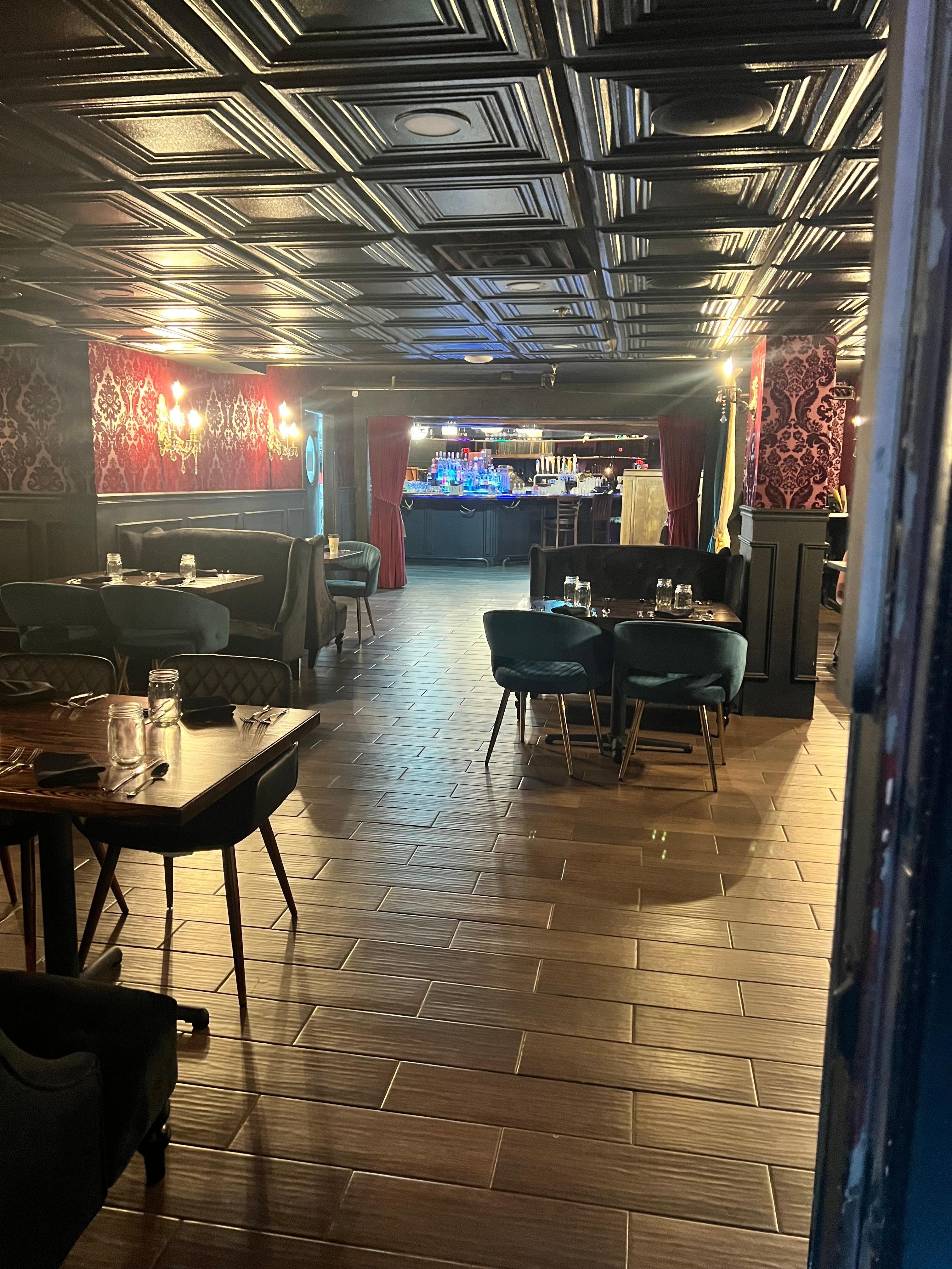 Beautiful steakhouse with live music