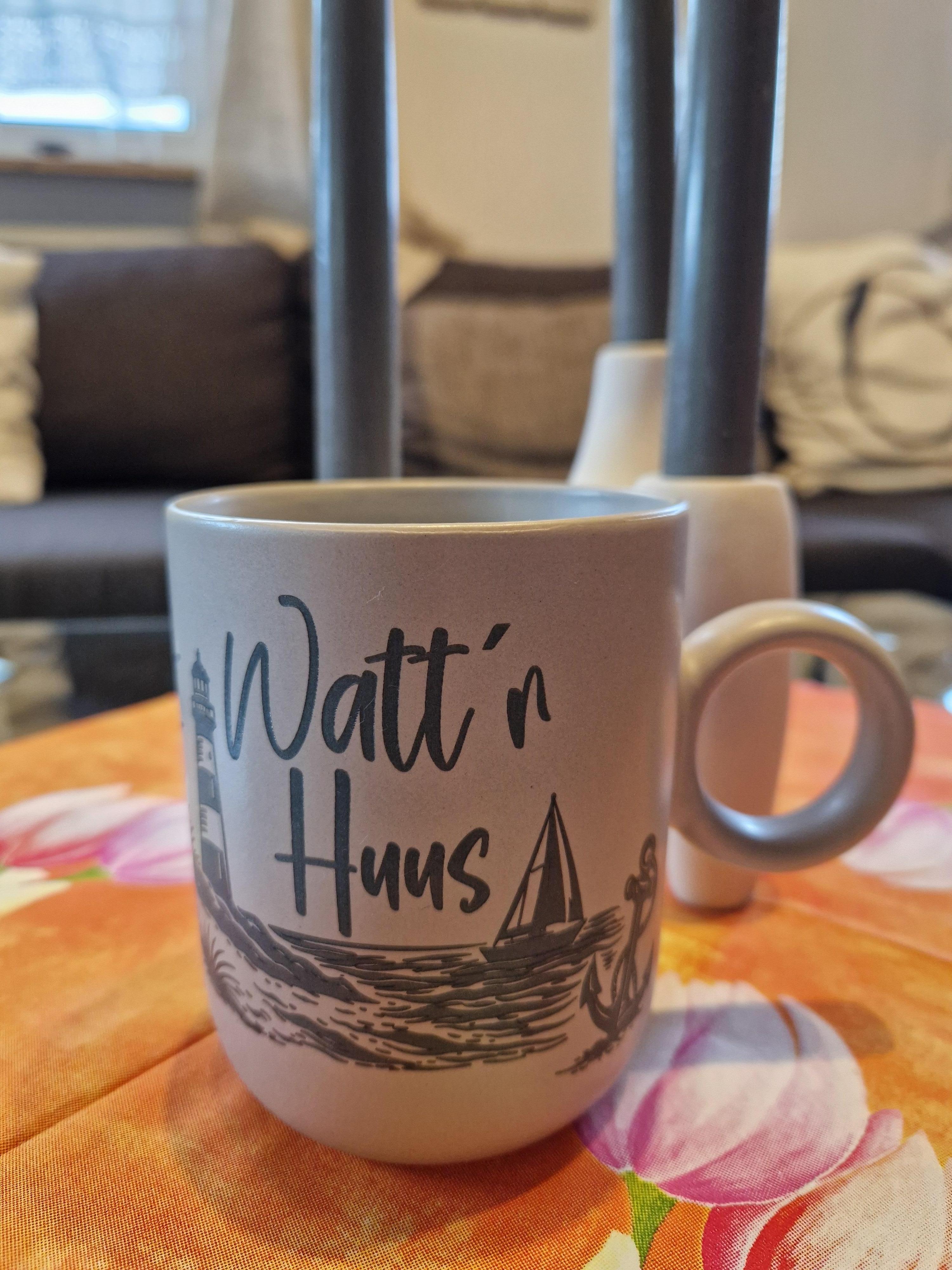 Selbst bei den Kaffeebechern sieht man die liebevolle Einrichtung bis ins Detail.