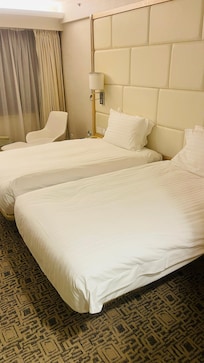 Spacious twin bed room