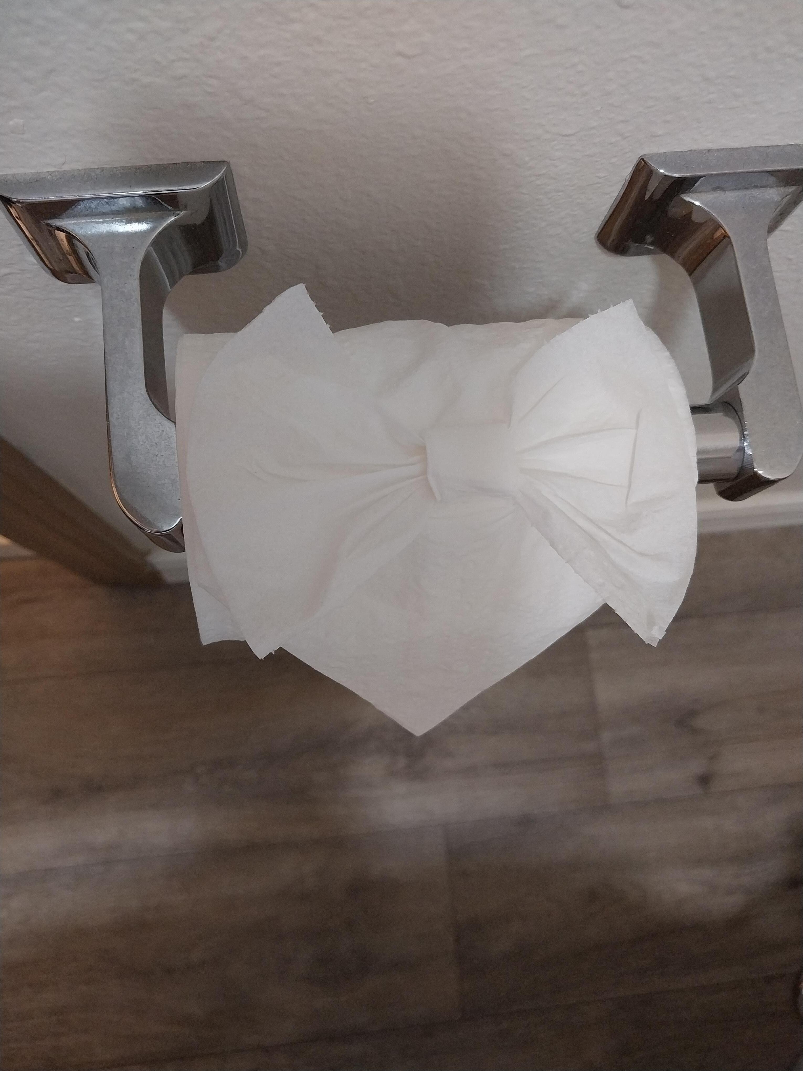 Cute little bow on the tiolet paper!!